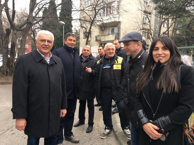 Мандић, Кнежевић и Медојевић испред Тужилаштва у знак подршке Раичевићу и Живковићу